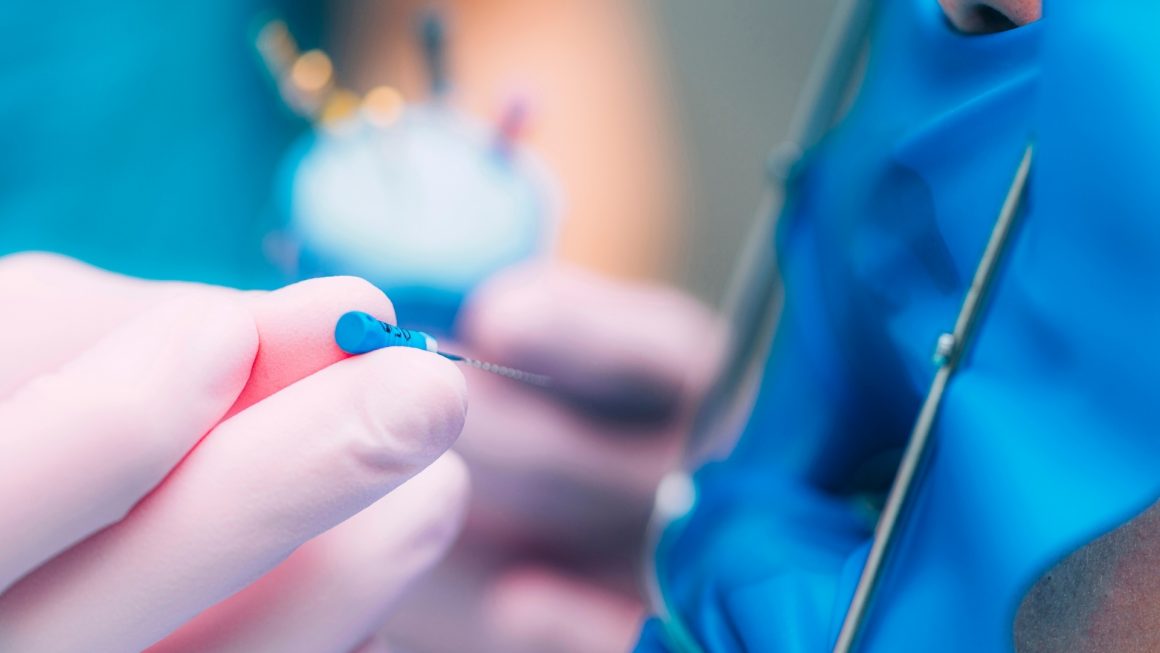 รักษารากฟัน Root canal treatment / cutting off the tip of the tooth root