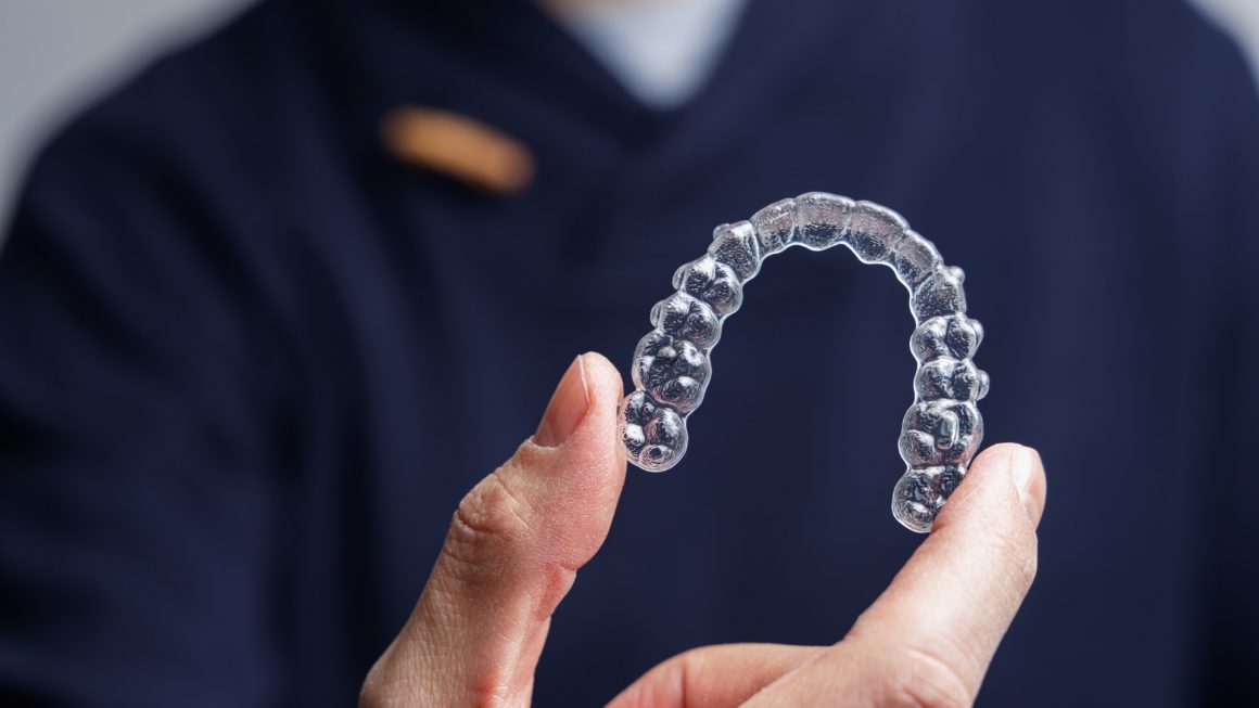 จัดฟันใส / จัดฟันแบบลวด